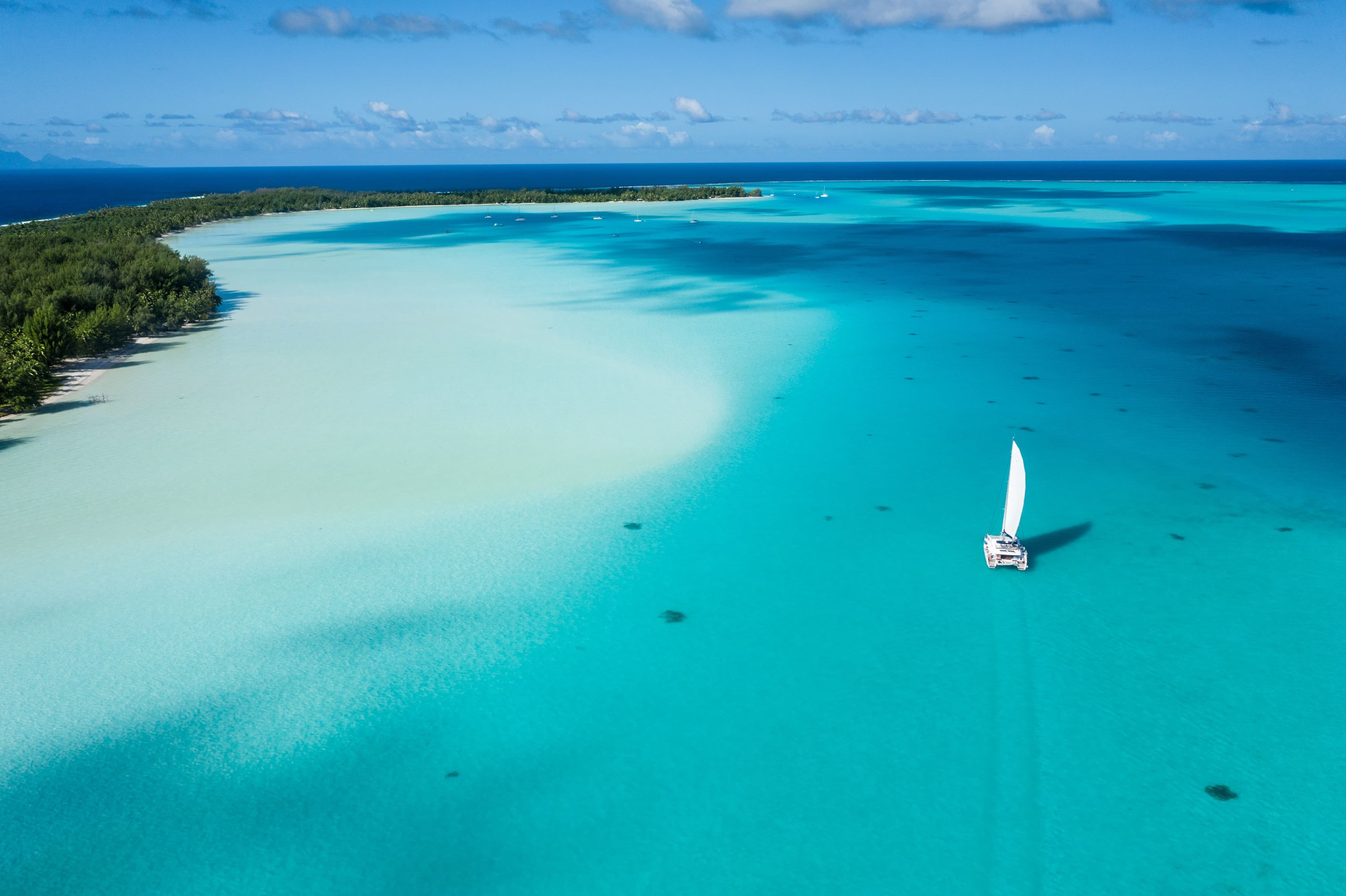catamaran moored blue water lagoon 620 french polynesia