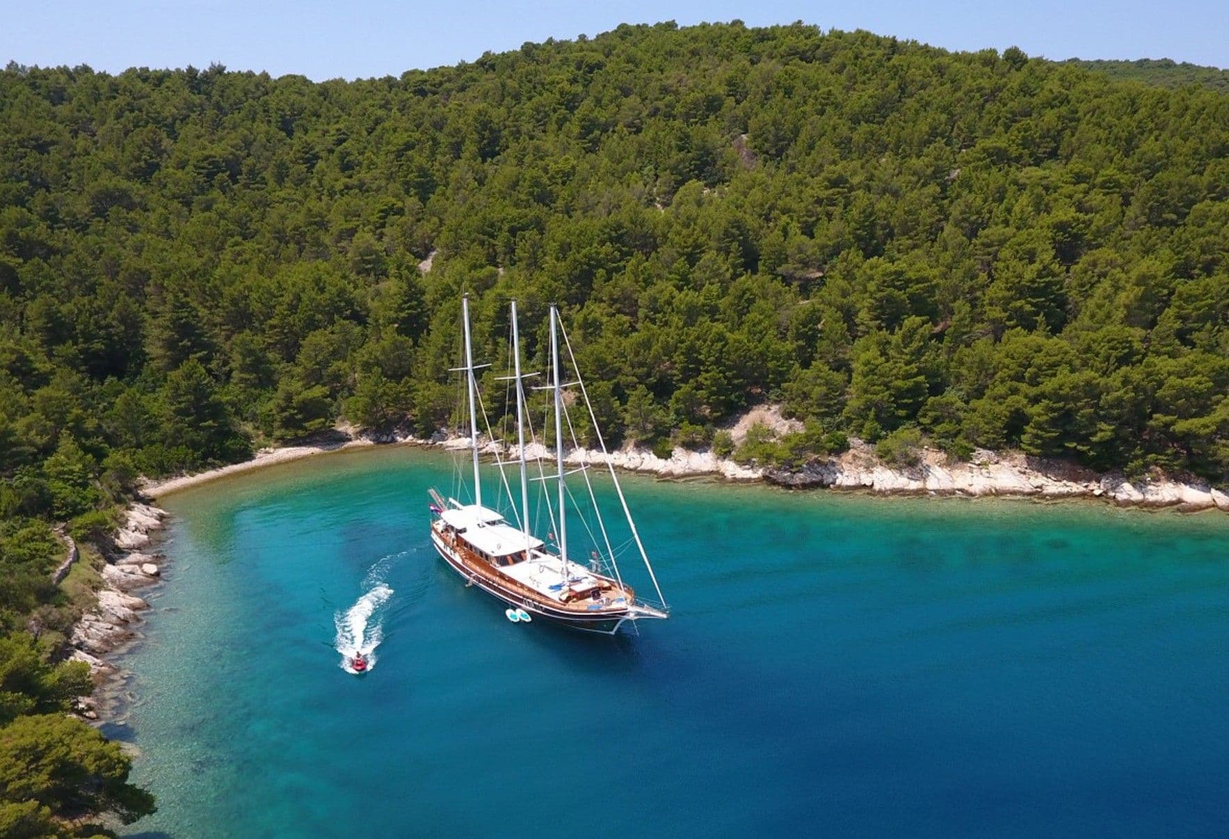 luxury-charter-gulet-dolce-vita-at-anchor