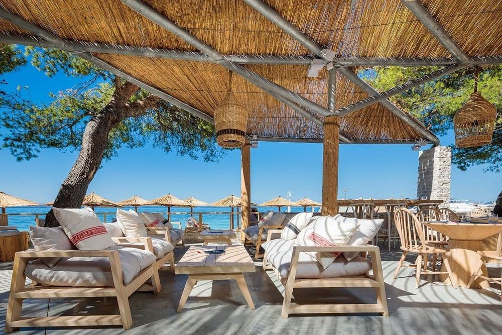 gooshter beach club split seats inside